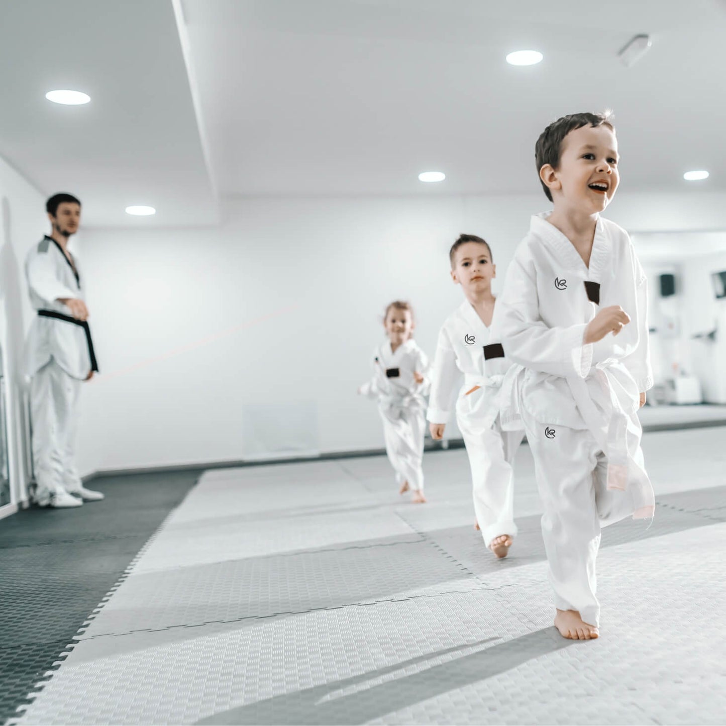 KROLIN HYBRYD PRO uniform in training – White V-Neck Taekwondo dobok worn by students